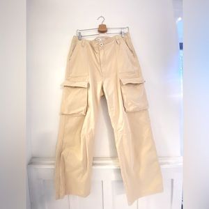 Bershka Cream Cargo Pants size EUR42, US10, MEX32. “Medium Rise Cargo Straight”